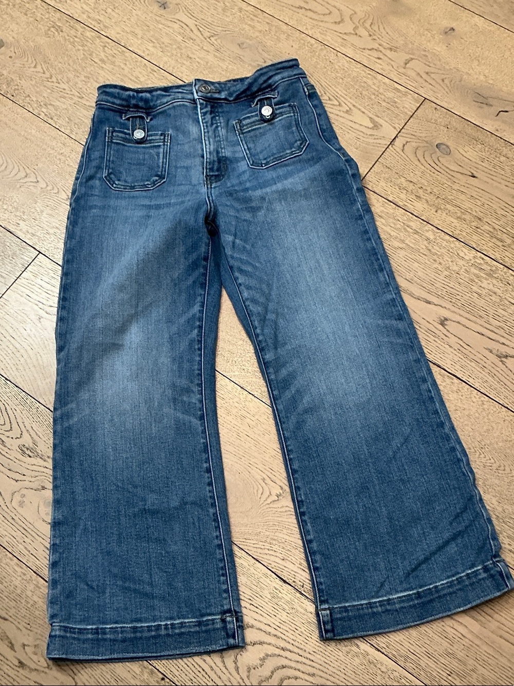 Woman’s Artemis Vintage wide crop jeans. Size 5/26. Front patch pockets. Cute!